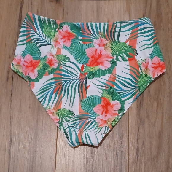 B2 - Amazon White and Floral Bikini Set - Picture 5 of 5